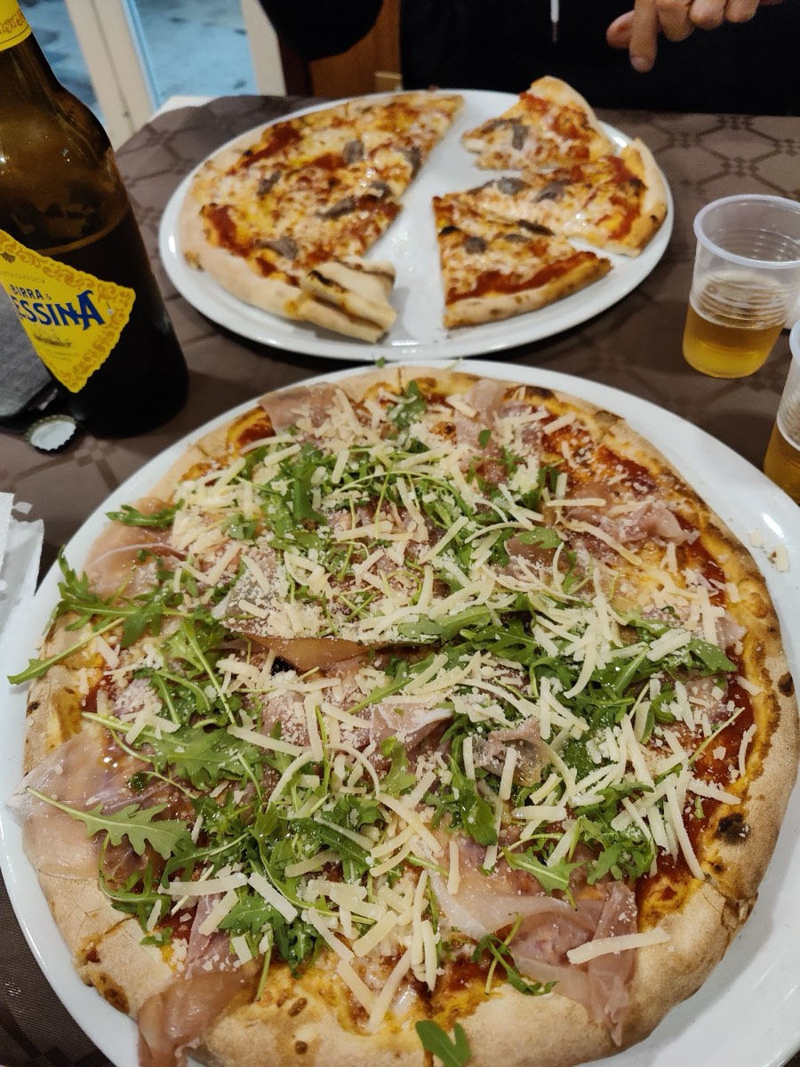 Pizza al crudo con rucola e parmigiano e pizza alla siciliana, con una Birra Messina